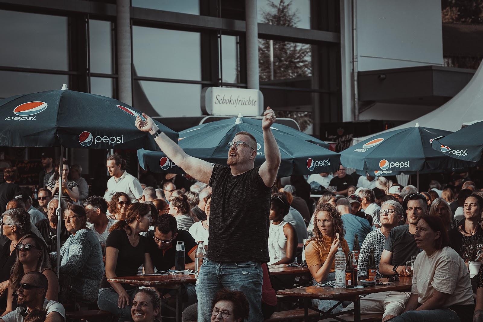 Volles Festivalgelände mit vielen Gästen