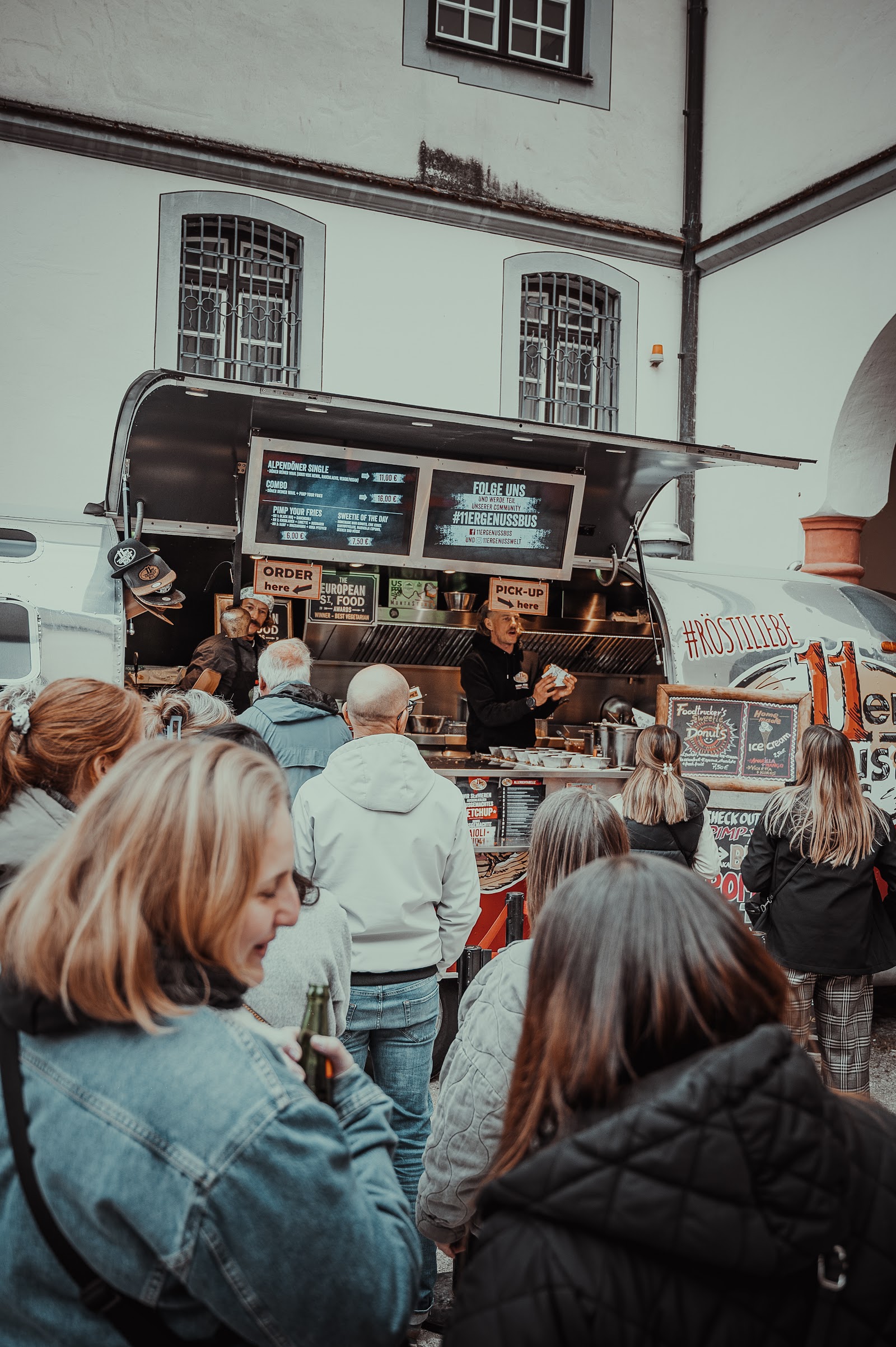 Anbieter am Foodtruck im Einsatz