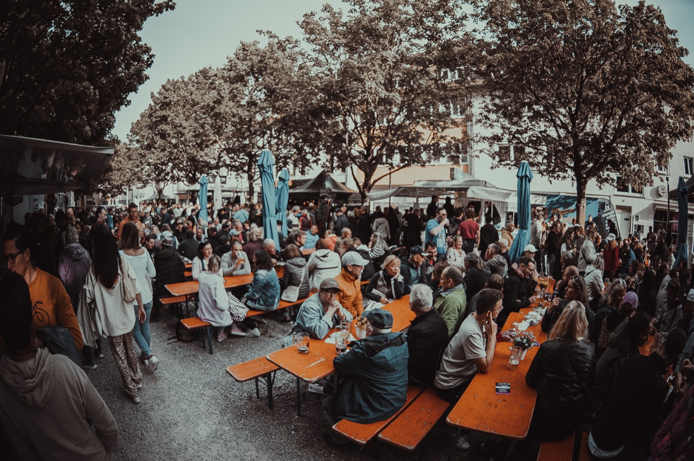 Outdoor-Eventfläche mit Festival-Betrieb