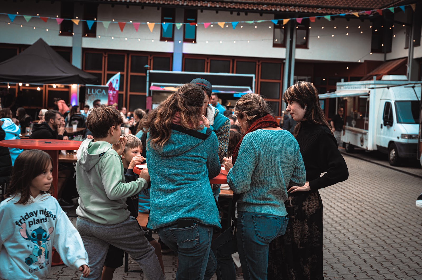 Stände und Besucher auf einem Markt