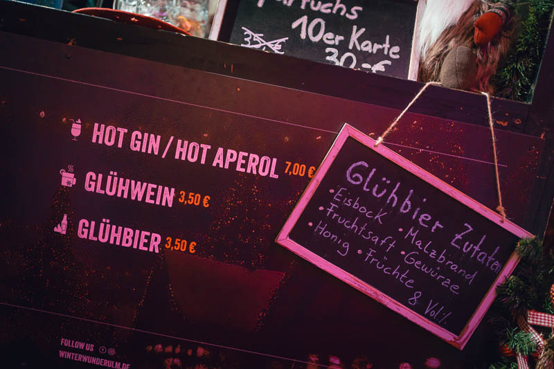 Winterwunder Getränkestand bei Nacht