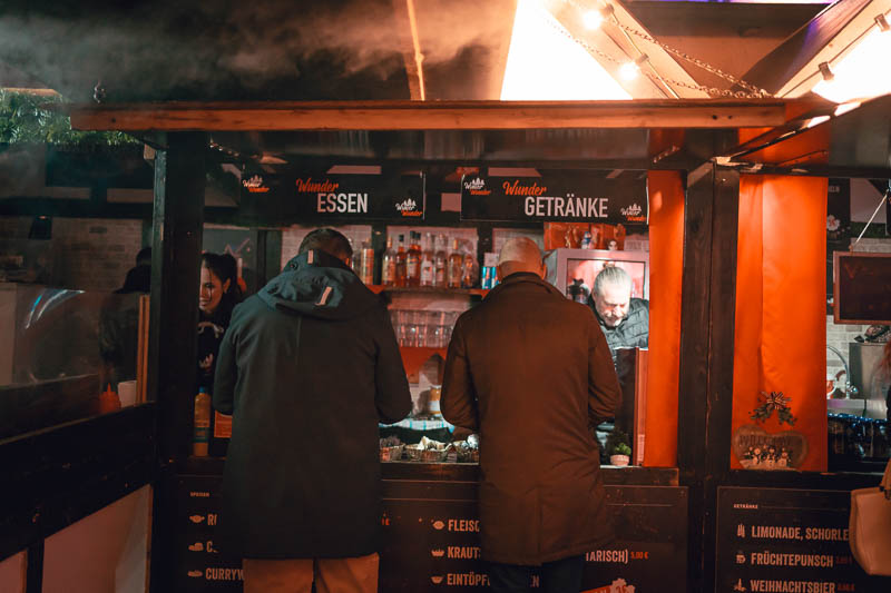 Beleuchteter Winter-Essen- und Getränke-Stand von Winterwunder